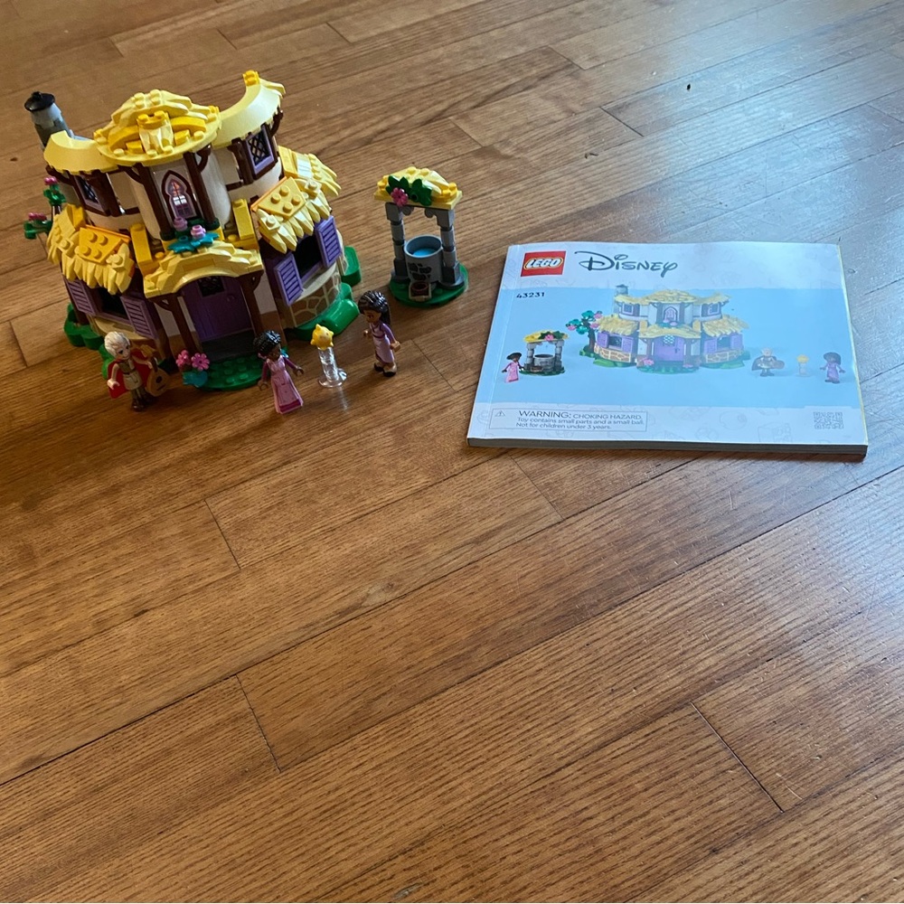 Lego Disney Friends set 43231 Asha’s Cottage with the instructions